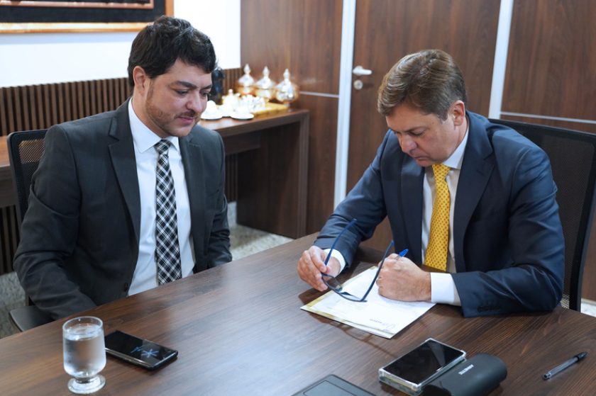 O presidente da Alego, deputado Bruno Peixoto, anunciou, nesta 4ª-feira, 6, com o diretor de Gestão de Logística, Henrique Arantes, o fim do contrato de locação de veículos que servem a Casa, gerando economia de cerca de R$ 12 milhões aos cofres públicos no período de 5 anos. A ação é parte dos esforços em prol da economicidade liderados pela 20ª Legislatura do Parlamento. Peixoto reforçou o compromisso da gestão em "servir a população com um Poder Legislativo em sintonia com as reais demandas da comunidade." Foto: ALEGO