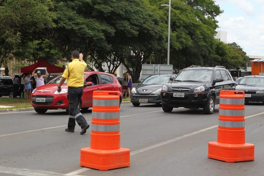 transito-agentes-detran-gps-brasilia