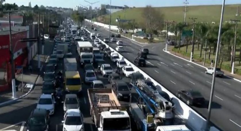 Motoristas ficaram parados no trânsito em dia de greve e rodízio de veículos liberado em SP
REPRODUÇÃO / RECORD TV