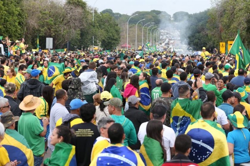 Manifestantes se reúnem em frente ao QG do Exército em Brasília - Ag. Brasil