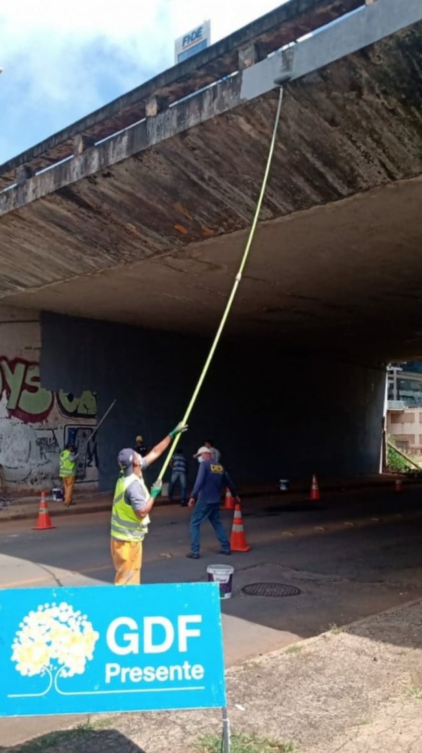 Além da retirada de mato e entulhos, o elevado recebeu a pintura para acabar com a poluição visual e melhorar as condições da via em um dos centros financeiros de Brasília | Fotos: Divulgação/GDF Presente