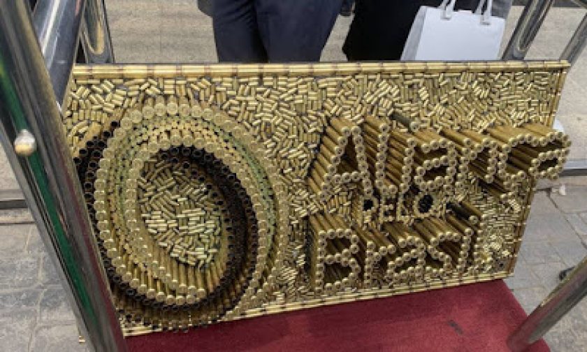 x85810287_Jair-Bolsonaro-ganhou-do-artesao-Rodrigo-Camacho-uma-placa-com-o-nome-Alianca-pelo-Brasil.DFMOBILIDADE.jpg